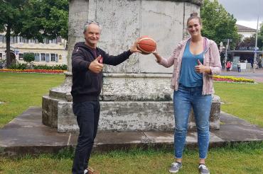 Direkt nach der Vertragsunterzeichnung in Bamberg mit Corona-Abstand: Angels-Neuzugang Tori Waldner und Kurt Wittmann, sportlicher Leiter der XCYDE Angels.
