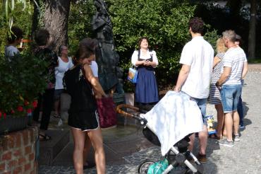 Stadtführerin mit Teilnehmern