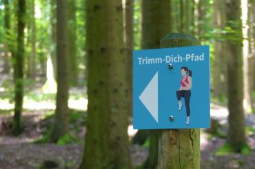Die Beschilderung des Trimm-Dich-Pfades nahe dem Waldsee war in die Jahre gekommen. Die verblassten Schilder wurden nun durch die Tourist-Information Wemding überarbeitet und durch den städtischen Bauhof im Gelände ausgewechselt.