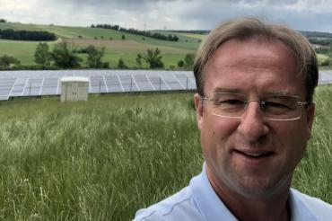 Wolfgang Fackler vor PV-Anlage