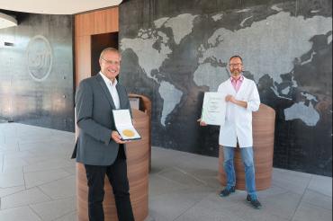 V.l.n.r.: Dr. Jens-Michael Liepe (Leiter Qualitätsmanagement) und Thomas Müller (Leiter Produktion und Technik Joghurt und Dessert) freuen sich über den 11. Bundesehrenpreis in Gold für Zott.