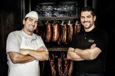 Markus und Wolfgang Göth mit Fleischschrank