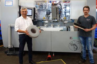 Jürgen Lessmann (links) und der Abteilungsmeister bei Inbetriebnahme der neuen Maschine in der gestanzten Bürstenfertigung.