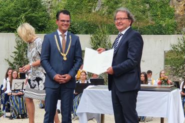 Oberbürgermeister Jürgen Sorré (links) gratuliert Armin Neudert zur Auszeichnung mit dem Ehrenring der Stadt und dem Titel Altoberbürgermeister. 