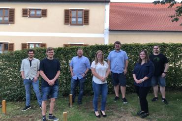 Auf dem Bild zu sehen (von links). Umut Deniz (Hofmarschall), Enrico Dietrich (Schatzmeister), Michael Weigl (Vizepräsident), Anna Schmid (Obersthofmeisterin), Florian Riehl (Präsident), Sandra Burkhardt (Federmeisterin) und Patrick Berner (Zeremonienmeister), es fehlt Larissa Lichtenstern (Generalsekretärin). 