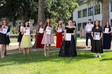 Schulabsolventen mit Zeugnissen