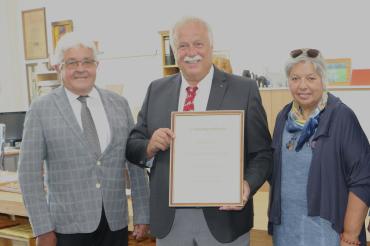 Das Bild zeigt Walter Lang (stellvertretender Vorstandsvorsitzender der VR-Bürgerstiftung Ries) mit Hans-Werner und Karin Ernst. 