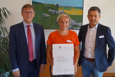 Rößle, Leinfelder, Seifert mit Urkunde