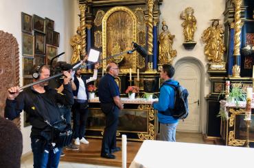 Fernsehteam mit Dekan Neuner in Kirche
