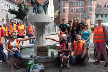 Unter diesem Motto hat sich die Plogging-Gruppe Donauwörth wieder für eine Müllsammel-Aktion in Donauwörth im Ried getroffen. Diesmal wurde sie tatkräftig von der Stiftung Sankt Johannes sowie vom AWV und 2 junge Brüder unterstützt.