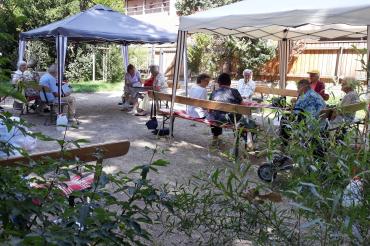 Seniorentreffen mit Pavillons im Garten
