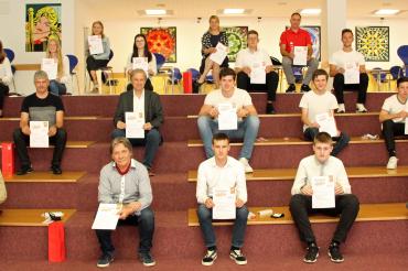Abschlussbesprechung mit Siegerehrung beim Deutschen Gründerpreis für Schüler in der Aula des Albrecht-Ernst-Gymnasium in Oettingen. Unser Bild zeigt die drei erfolgreichen Schülerteams zusammen mit ihren Unternehmenspaten Anita Enßle, Gernot Randi und Jürgen Müller, vom Gymnasium Oberstudiendirektor Günther Schmalisch und Studiendirektor Herbert Neuhaus sowie von der Sparkasse Donauwörth den Leiter für Privatkunden der Niederlassung Oettingen, Stefan Reichherzer.