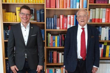 Oberbürgermeister Wittner trifft Ehrenbürger Dr. Hans Dieter Beck.