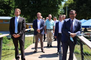 Politiker stehen auf Brücke im Wörnitzfreibad Oettingen