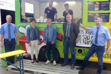 Verwaltungschef Jürgen Wiedemann, Pflegedienstleiterin Michaela Rechner, Personalrat Wolfgang Ullrich, Vorstand Roland Buchheit und Vorstandschef Jürgen Busse (von links) bedankten sich mit einem Foodtruck bei ihren Mitarbeitern.