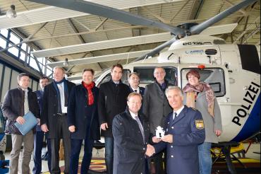 Das Foto zeigt MdL Wolfgang Fackler (links) mit dem Abgeordneten des Stimmkreises Roth, Volker Bauer (rechts) vor einem aktuellen Polizeihubschrauber beim Ortstermin in Roth. 