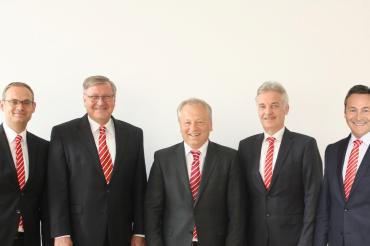 Auf dem Bild zu sehen (von links): Vorstandsmitglied Martin Jenewein, Vorstandsmitglied Karlheinz Wiesinger, stellv. Vorstandsvorsitzender Wolfgang Winter, Vorstandsvorsitzender Thomas Schwarzbauer und Landrat Leo Schrell. 