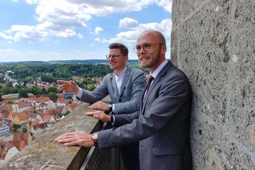 Das Bild zeigt Oberbürgermeister David Wittner (li.) mit dem Parlamentarischen Geschäftsführer der Landtags-FW Dr. Fabian Mehring auf dem Daniel. 
