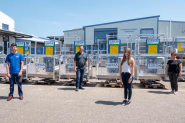 Zwei Azubis und zwei Ausbilder vor Geda-Ausbildungs-Center