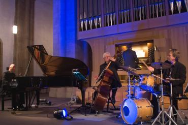 Jazztrio und Orgelspieler
