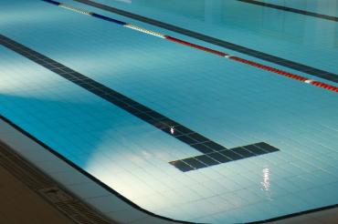 Leeres Becken eines Hallenbades