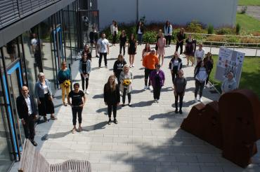 Gruppenfoto von Auzubis und Vertretern des Stadtmarketingvereins. 