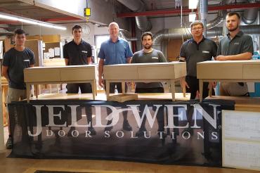 Auf unserem Bild von links: Cedric Schweiger, Johannes Hoffmann, Markus Uhl – Leiter der Abteilung Oberfläche und der Holzmechanikerausbildung, Joel Gugliotta, Xaver Seefried – Ausbildungsbeauftragter der Holzmechanikerausbildung und Akim Bruckmeyer.