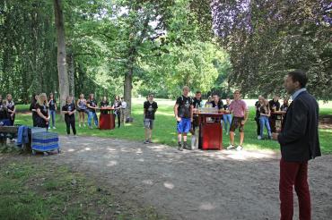 Der Oettinger Bürgermeister, Thomas Heydecker gab für die Abiturientinnen und Abiturienten einen Empfang im Hofgarten. 