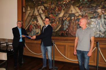 Auf dem Bild zu sehen (von links): Werner Luther, Oberbürgermeister David Wittner und Andreas Lachenmeyer. 