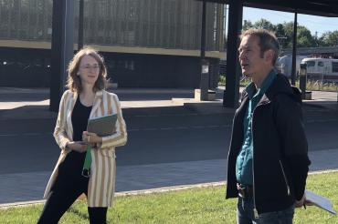 MdL Eva Lettenbauer lud am vergangenen Montagvormittag zu einem Austausch nach Nördlingen ein. Thema war die Hesselbergbahn. Auf dem Bild zu sehen (von links): MdL Eva Lettenbauer und MdL Dr. Markus Büchler. 