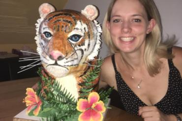 Detailreich verziert Jennifer Kristen ihre Tortendekorationen. 