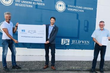 Auf dem Bild zu sehen (von links): Betriebsratsvorsitzender Thomas Schürer, Bürgermeister Thomas Heydecker und Werksleiter Wolfgang Oswald. 