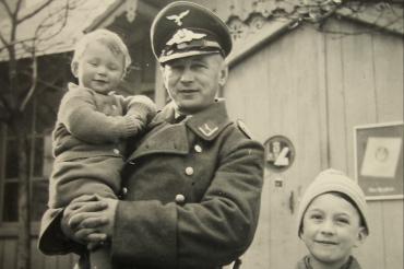 Wehrmachtssoldat mit zwei Kindern