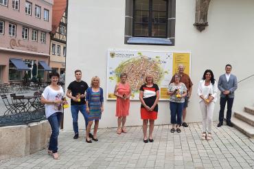 Auf dem Bild zu sehen (von links): Melina Scheurer vom Ferienland Donau-Ries, Familie Mäurer vom Egerhäusle, Frau Lechner von der Ferienwohnung Am Himmelreich, Rosi Lipp von der Altstadtperle, Familie Schulz der Ferienwohnung Irmgard, Sarah Wörz aus der Tourist-Information und Oberbürgermeister David Wittner. 