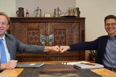 Wolfgang Fackler (links) und David Wittner tauschen sich über ihre Zusammenarbeit aus. 