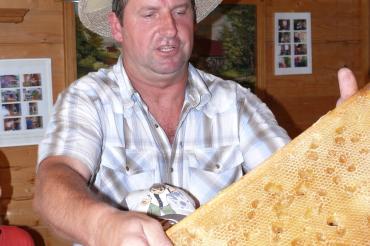 Imker Göck mit voller Wabe