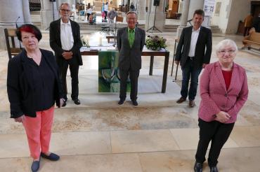 Die Ausschussmitglieder Ingrid Wörlen, Hermann Waltz, Christoph Dobel, Diakon Michael Jahnz, Waltraud Eberhard nach der Amtseinführung.