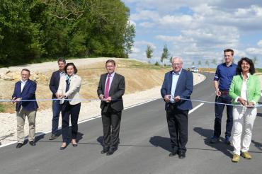 Am vergangenen Dienstag fand am Lerchenberg zwischen Hohenaltheim und Mönchsdeggingen die feierliche Eröffnung des Straßenabschnitts der DON 9 statt. Auf dem Bild zu sehen (von links): MdB Ulrich Lange, Gerhard Schappin, Leiter Tiefbau Landkreis Donau-Ries, Bürgermeisterin Karin Bergdolt, Landrat Stefan Rößle, Johannes Käser, Baufirma Thannhauser, Thomas Ender, Büro Arnold Consult AG und Bürgermeisterin Martina Göttler. 