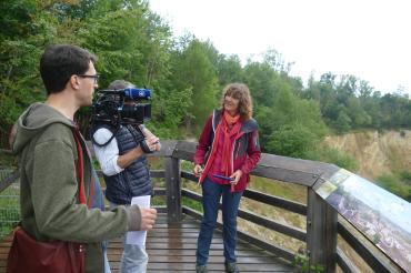 Dreharbeiten im Lindle mit Regisseur Tobias Chmura, Kameramann Markus Wessely und der Geologin des Geoparks Ries Gisela Pösges (von links nach rechts)