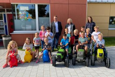 Der Kindergarten St. Ulrich in Buchdorf freut sich über die 500 Euro Spende der FRANKENRASTER GmbH: (v.li.) Geschäftsführer Hans-Joachim Meinert, Kindergartenleitung Iris Czesch, Erzieherin Annemarie Hörmann und die Kinder der Bärenbande.