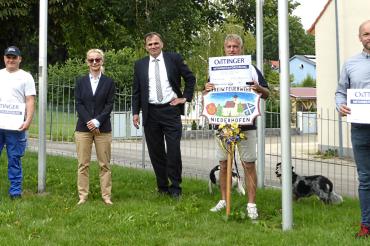 Die Scheckübergabe der vierteljährlichen OeTTINGER Mitarbeiterförderung sorgt für strahlende Gesichter (von links): Markus Schwamm (Schlosserei), Pia Kollmar, Dr. Andreas W. Boettger (beide Geschäftsführung), Peter Leister (Fuhrpark) und Alexander Leykauf (Braumeister in der Herstellung Süd).