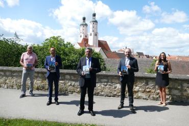 Kulturreferent Josef Barta, Bürgermeister Dr. Martin Drexler, Autor Dr. Leo Hintermayr, Stadtpfarrer Wolfgang Gebert und Tourismusleiterin Judith Strohhofer bei der offiziellen Präsentation des neuen Druckwerkes. 