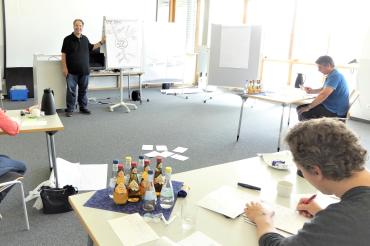 Mann hält Seminar am TCW vor Zuhörern