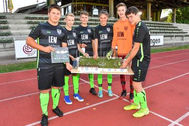 Junge Fußballer mit Mini-Fußballplatz