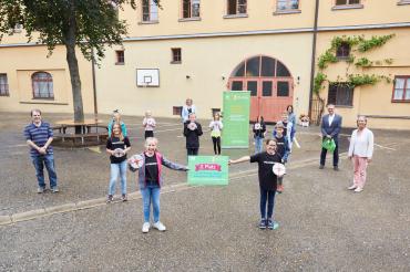 Sieger beim 3malE-Schülerwettbewerb: Die „Moviebande“ mit ihrem betreuenden Lehrer Dieter Scholz (links) von der Grundschule Nördlingen-Mitte belegen beim Wettbewerb „Klimanutzen“ den zweiten Platz.