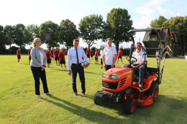 Der neue Rasenmäher wird vorgestellt (von links): Christina Frings und Michael Grundler (RVB Ries), Ulrich Neidhart (2. Vorstand) und Werner Bissinger (1. Vorstand TSV Möttingen) 