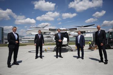 Auf dem Bild zu sehen (von links): Stefan Thomé, Chefingenieur Airbus Helicopters, MdB Reinhard Brandl, Bundesminister Andreas Scheuer, MdB Ulrich Lange mit Airbus Helicopters Deutschlandchef Wolfgang Schoder am CityAirbus.