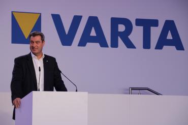 Markus Söder mit Varta-Logo