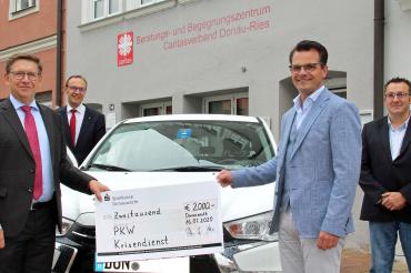 Unser Bild zeigt von links Land- rat Stefan Rößle, Sparkassendirektor Johann Natzer, Oberbürgermeister Jürgen Sorré und Caritas-Geschäftsführer Branko Schäpers bei der symbolischen Spendenübergabe.