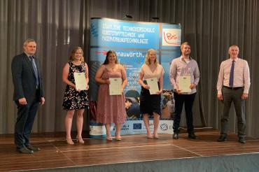 von links) Marlies Dollmann, Laura Meyer, Jessica Fröhlich und Maximilian Koller. Übergeben wurden die Urkunden von Studiendirektor Konrad Fieger (links außen) und Oberstudiendirektor Peter J. Hoffmann